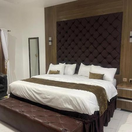 Murphy'S Mansion Resort Umuahia Buitenkant foto