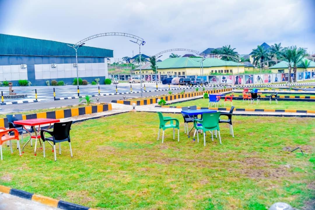 Murphy'S Mansion Resort Umuahia Buitenkant foto