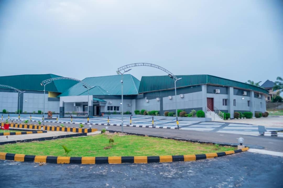 Murphy'S Mansion Resort Umuahia Buitenkant foto