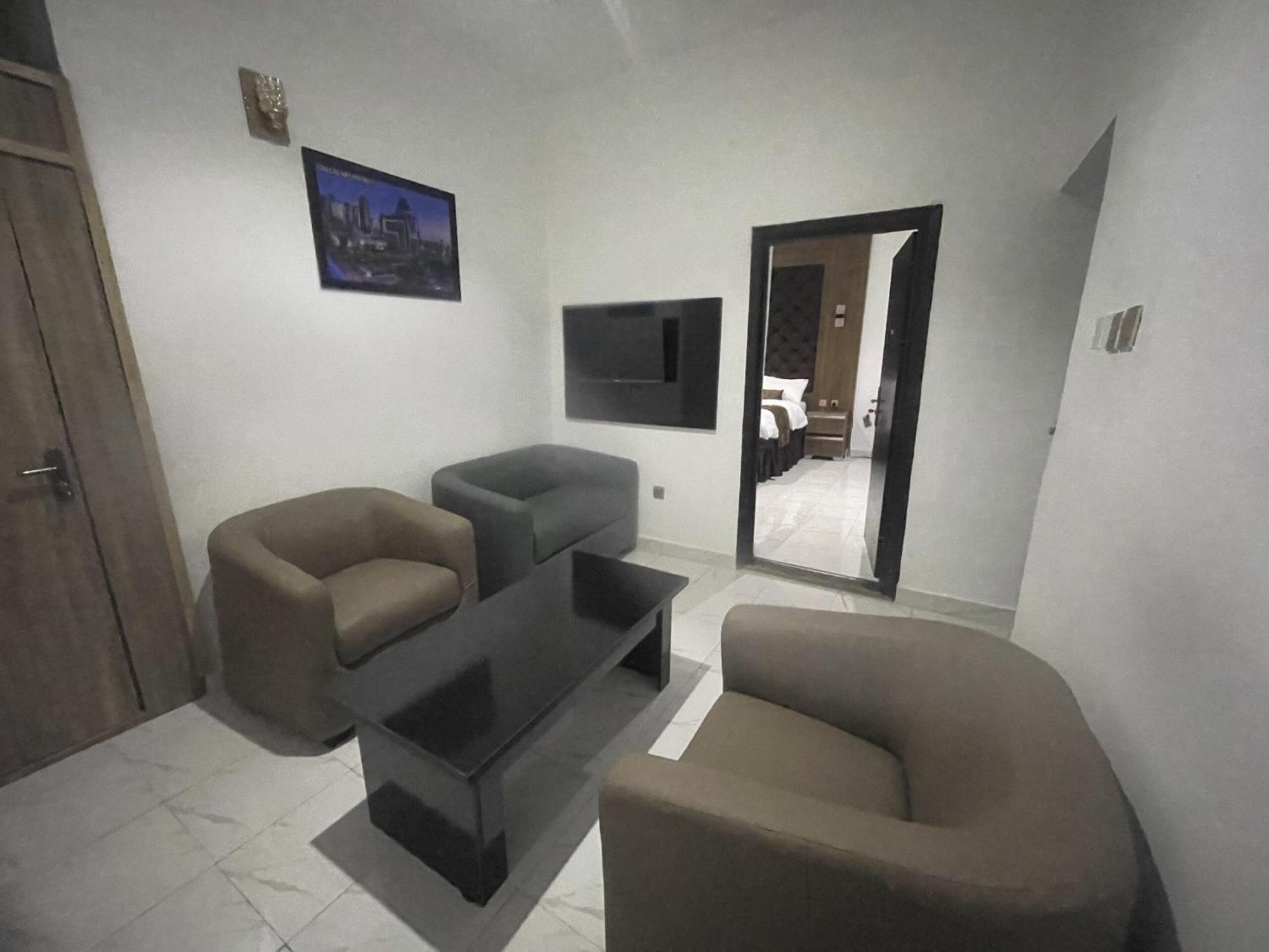 Murphy'S Mansion Resort Umuahia Buitenkant foto
